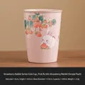 Tazza da tè in ceramica rosa Ru con simpatico motivo a fragola e coniglio e smalto craquelé - 250ML / Tazza Coniglio Fragola Rosa Imperiale [Confezione Semplice]