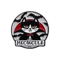 Vampir Katze Emaille Pin Meowcula Abzeichen mit roter Fliege und schwarzen Fledermäusen - Vampirkatze Stil (QHXZ237)