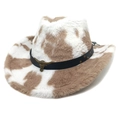 Détail du chapeau de cowboy à motif vache avec peluche brune et emblème de tête de taureau - Haut en Cœur Imprimé Vache Kaki