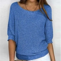 Detail des hellblauen Strickoberteils mit Rundhalsausschnitt und strukturierter Optik - S / Blau