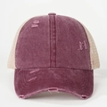 Detailansicht der Distressed-Trucker-Cap aus Baumwolle mit Mesh-Einsatz und Rissen - Einheitsgröße / Burgunderrot