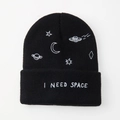 Schwarze Strickmütze mit I NEED SPACE Stickerei und Weltraummustern auf weißem Grund - Einheitsgröße / Schwarz Raumschiff