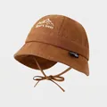 Dettaglio cappello sole bimbo con ricamo montagna e coulisse regolabile per neonati - 50cm (1-3 anni) / Caramello