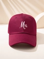 Klassische weinrote Baseballkappe mit weißem Mrs. Stickereischriftzug im schlichten Stil - Weinrot (Mrs. Stickerei)