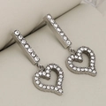 Orecchini a cuore in argento con pavé di zirconi e nappe lunghe su pelle bianca - Cuore / Argento Cuore