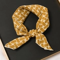 Foulard effet soie jaune avec motif géométrique blanc présenté sur un plateau noir chic - 55x55cm / Pivot Jaune