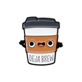 Pin de esmalte de taza de café con ojos grandes y texto Deja Brew en funda marrón - Estilo Taza de Café Para Llevar (QHXZ1761)
