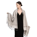 Dettaglio dello scialle jacquard grigio argento con motivo paisley e nappe sfrangiate - Grigio Argento Jacquard (T003-43)