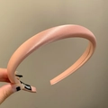 Dettaglio del cerchietto in raso rosa che mostra la trama setosa e l'etichetta interna - Rosa Arancio
