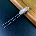 Dettaglio di forcina per capelli ondulata con cristallo grezzo avvolto in filo d'argento - Bianco