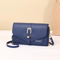 Détail d'un sac bandoulière pour téléphone en cuir bleu marine avec boucle dorée - Bleu