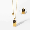 Détail du collier zodiaque Verseau doré avec pendentif carré et gravures d'astres célestes - Verseau
