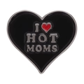 Macro d'un pin's en émail noir en forme de cœur avec un texte argenté élégant - Style Love Hot Moms (XZ7129)