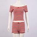 Dettaglio del set in maglia a coste a righe bianche e rosse con fiocco e pantaloncini - S / Rosso