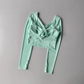 Détail du haut de sport vert menthe avec dos nu croisé sur un fond gris neutre - S / Haut à Manches Longues / Vert menthe