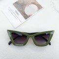 Occhiali cat eye verde avocado alla moda con lenti scure su sfondo strutturato - Verde