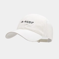Dettaglio del ricamo nero 'OK AND?' sul tessuto di cotone bianco del cappello - M / Bianco