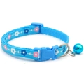 Dettaglio del collare blu per animali con stampa floreale, fibbia e campanello in metallo - 1.0cm / Celeste