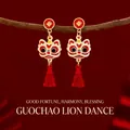Boucles d'oreilles pompon danse du lion rouge avec pièces d'or en style chinois traditionnel - Style de Gland en Soie Danse du Lion à Pièce de Cuivre