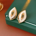 Detaillierte Nahaufnahme von Vintage-Emaillohrringen in Augenform mit Goldmetallrand - Emaille Blatt Auge Ohrstecker (HE24040) / Gold