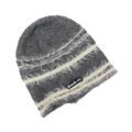 Détail du bonnet en tricot gris avec rayures blanches duveteuses et étiquette Blankviv - Gris foncé avec rayures blanches