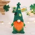 St. Patrick's Day kabouter met groene gebreide muts, klavers en lange oranje baard - Mannelijke Pop Ornament (Baardstijl)