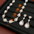 Parure de bijoux argentée avec cristaux en forme de goutte d'eau sur plateau noir - Ensemble Deux Pièces - Argent / Argenté