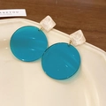 Detalle de pendientes geométricos de acrílico con gotas azules y tachuelas de mármol en bandeja - Azul (Poste de pendiente de plata)