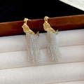 Detalle de pendientes vintage en C plisados dorados con flecos de plata - Estilo de Borla en Forma de C Plisada / Bicolor Oro-Plata