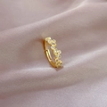 Bague feuille dorée ajustable avec pierres en zircon sur tissu en soie élégant - Ouvert Réglable / Doré