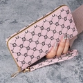 Lange rosa Geldbörse mit schwarzem Schwanenmuster, Lychee-Leder und goldener Schlaufe - Rosa