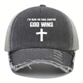 Dettaglio della stampa God Wins su cappellino trucker grigio con bordo strappato - Taglia unica / Grigio