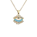 Gouden ketting met veelkleurige edelsteen boze oog hanger op een witte achtergrond - Lichtblauw
