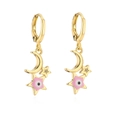 Dettaglio di orecchini placcati oro con ciondoli a luna e occhio rosa con stelle - Oro / Occhio rosa