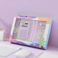 Set de regalo de papelería púrpura con mini calculadora, bolígrafos y clips - Lavanda