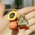 Dettaglio dell'elastico per capelli colorato con perla, sfera in resina e ciondoli - Set di Elastici Intrecciati / Giallo Zenzero