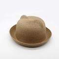 Détail d'un chapeau en paille tressée avec oreilles de chat et texture spirale - Enfant / Camel