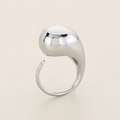 Vue macro d'une bague goutte d'eau en métal liquide au fini argent poli moderne - Argent (KR112228-HR)