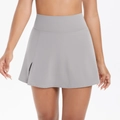 Detailansicht grauer Sportrock mit hoher Taille und Seitenschlitz für Tennis und Yoga - Frostgrau