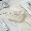 Dettaglio della borsa da trucco a cuori su una scrivania con laptop e mouse bianchi - Blu / Piccolo