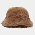 Primer plano de la textura de piel sintética marrón de un gorro de invierno cálido - Talla única / Caqui oscuro