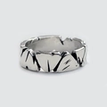 Primer plano de anillo plateado vintage con textura de piedra y patrones geométricos - Abierto Ajustable / Plata Antigua