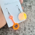 Pendientes asimétricos naranjas con varita de burbujas y acrílico iridiscente - Naranja