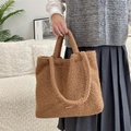 Λεπτομέρεια καφέ τσάντας tote από fleece με ετικέτα λογότυπου και μαλακή υφή - Καφέ