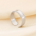 Macro di anello in titanio argento con bordo perlato su sfondo elegante in seta champagne - Stile Bordo Perlato (KR107849-KFC)