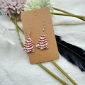 Détail de boucles d'oreilles sapin de Noël en acrylique avec rayures colorées sur carte - Style Crochet / Blanc