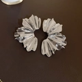 Macro-detail van zilverkleurige bloemblad oorbellen met geborstelde metalen afwerking - Zilveren waaiervorm (6# oorbellen)