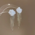 Boucles d'oreilles fleurs blanches élégantes avec pampilles, perles et strass sur présentoir - Gland long blanc doré (78#)
