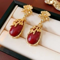 Dettaglio orecchini vintage in oro con gocce di pietre rosse e accenti floreali lucidi - Perno per orecchini in argento - Rosso