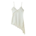 Gros plan sur robe en satin blanc avec dentelle délicate et détails d'ourlet asymétriques - Beige